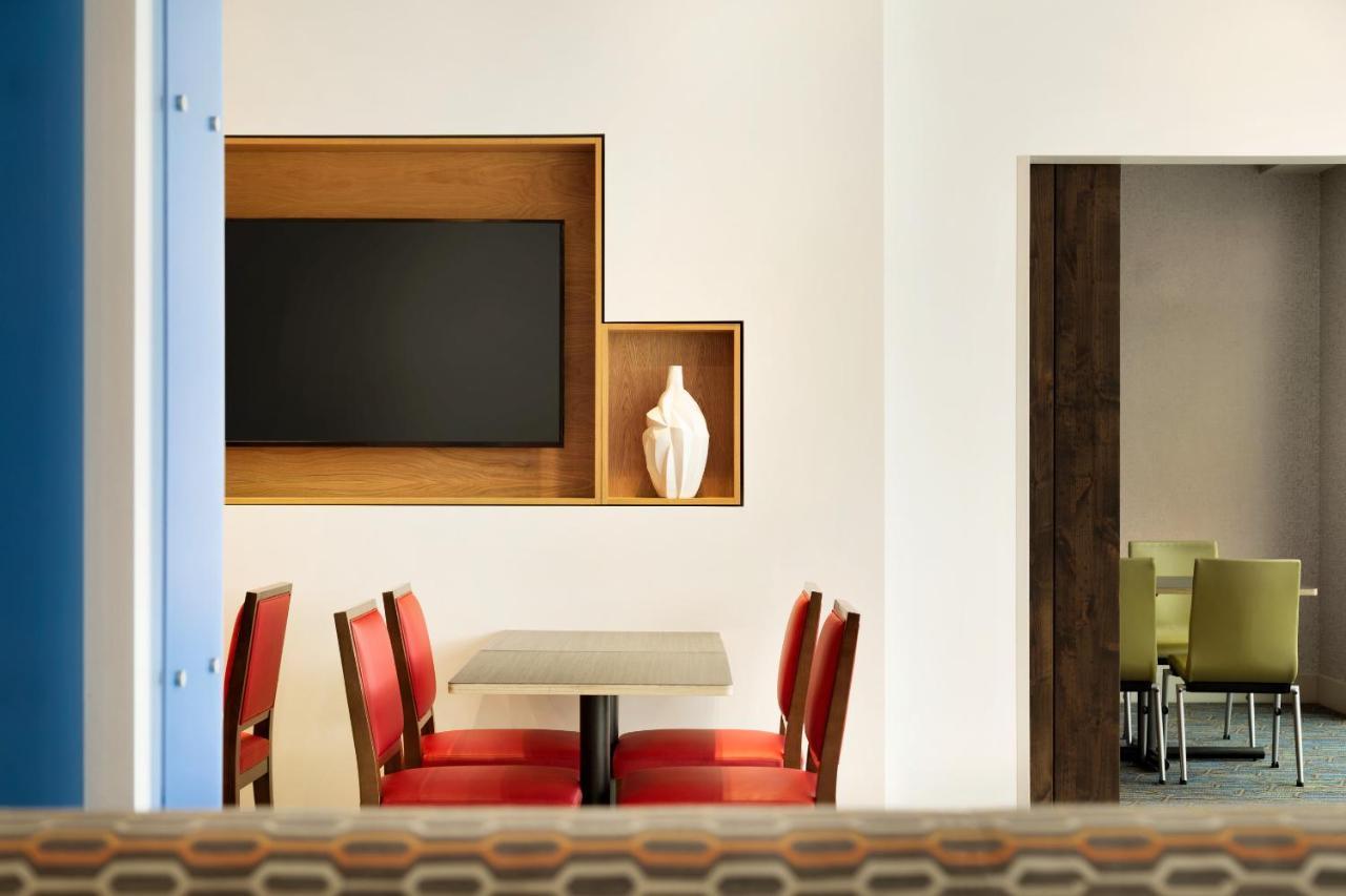 Holiday Inn Express & Suites - Milwaukee West Allis By Ihg Екстериор снимка