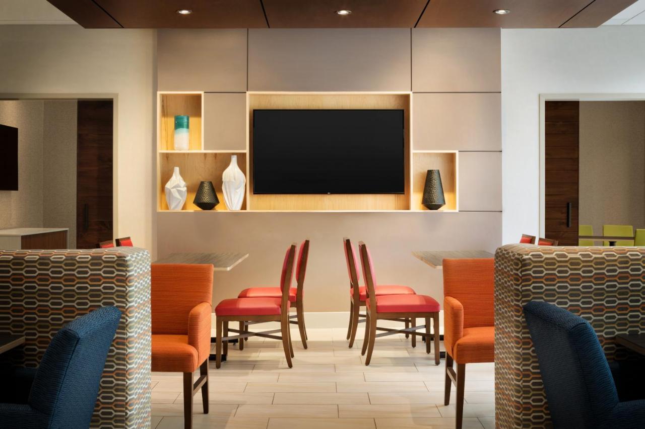 Holiday Inn Express & Suites - Milwaukee West Allis By Ihg Екстериор снимка