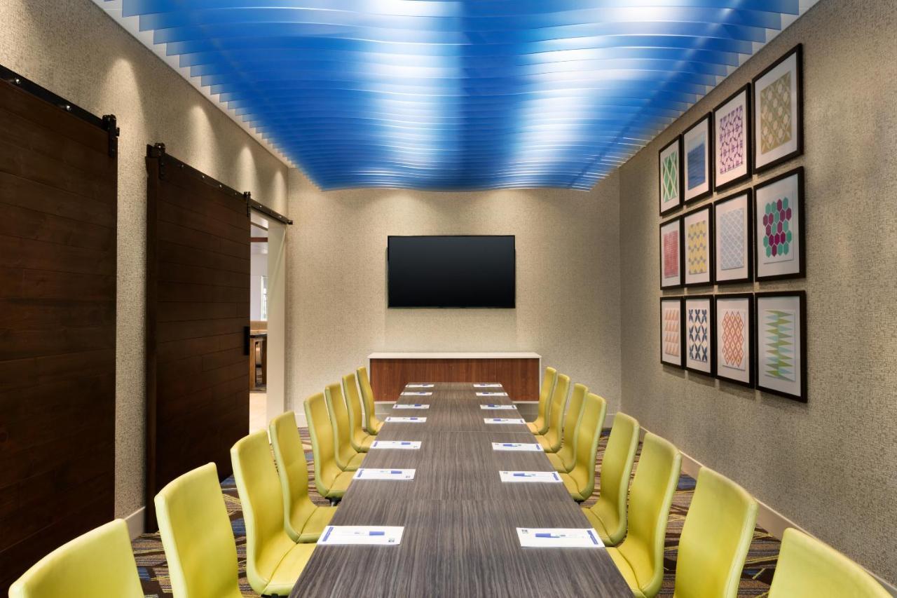 Holiday Inn Express & Suites - Milwaukee West Allis By Ihg Екстериор снимка