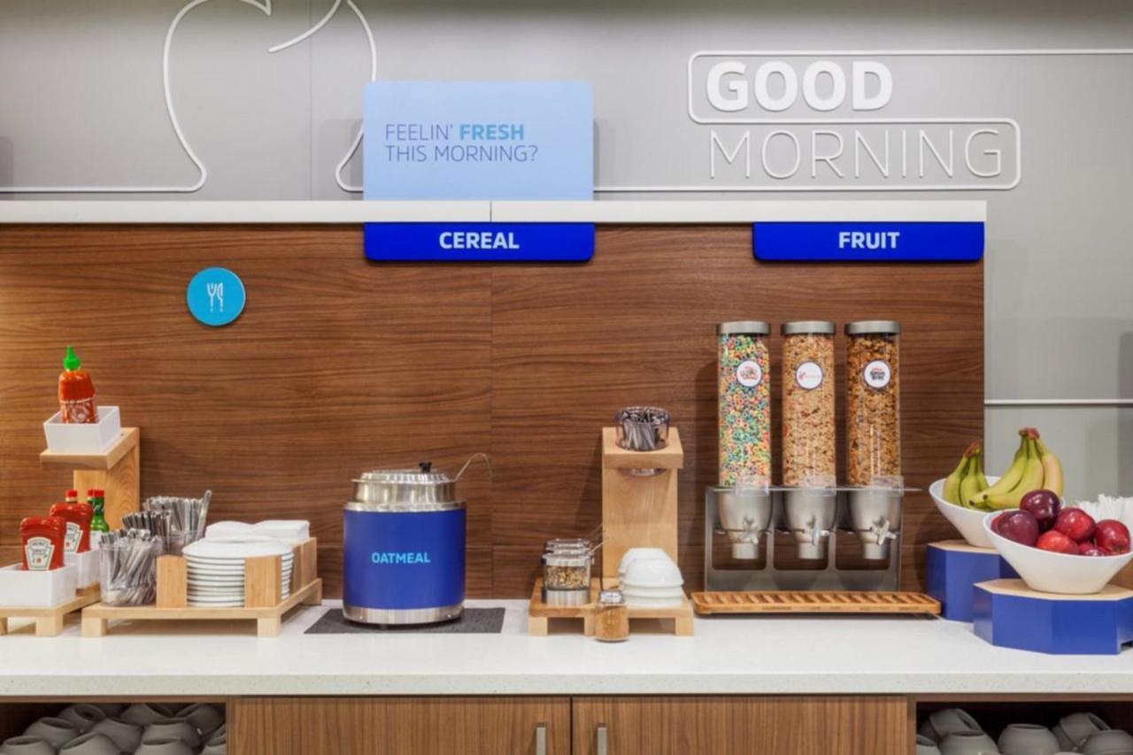 Holiday Inn Express & Suites - Milwaukee West Allis By Ihg Екстериор снимка