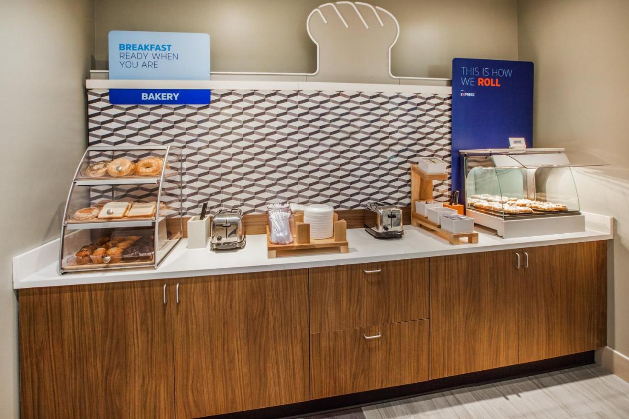 Holiday Inn Express & Suites - Milwaukee West Allis By Ihg Екстериор снимка