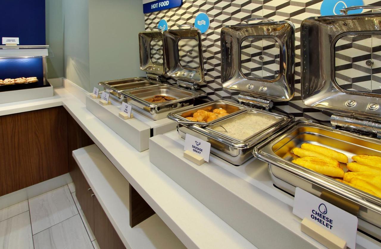 Holiday Inn Express & Suites - Milwaukee West Allis By Ihg Екстериор снимка