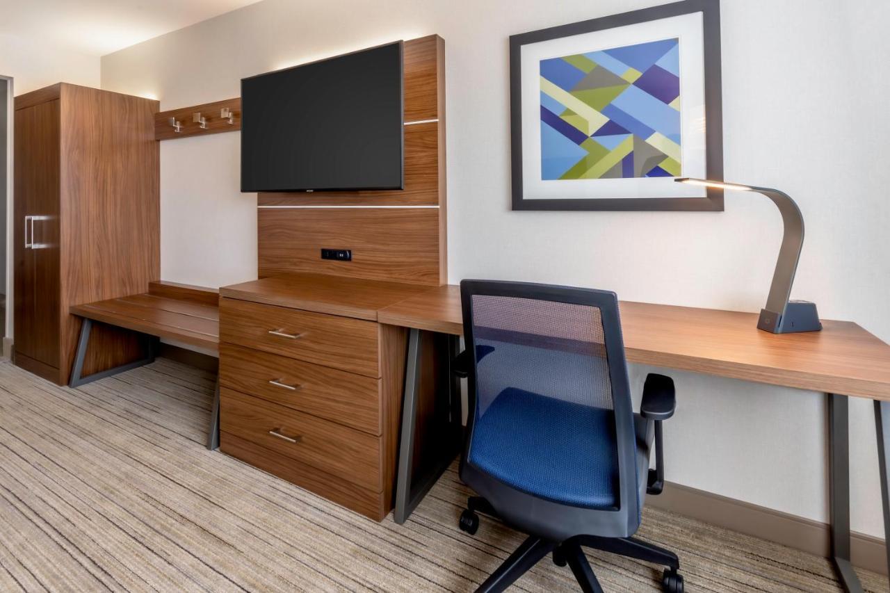 Holiday Inn Express & Suites - Milwaukee West Allis By Ihg Екстериор снимка