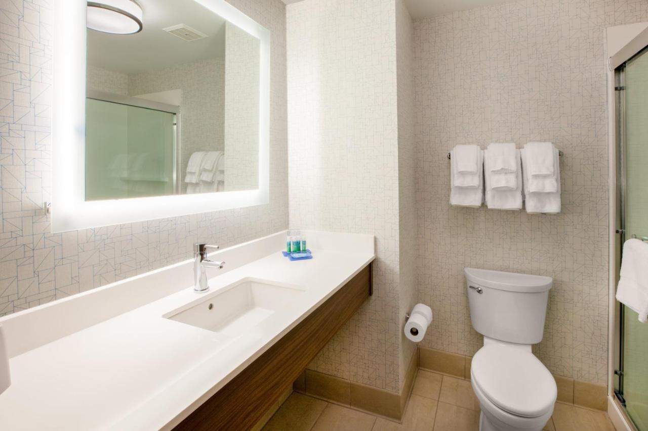 Holiday Inn Express & Suites - Milwaukee West Allis By Ihg Екстериор снимка