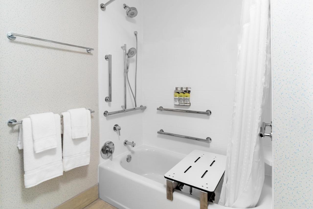 Holiday Inn Express & Suites - Milwaukee West Allis By Ihg Екстериор снимка