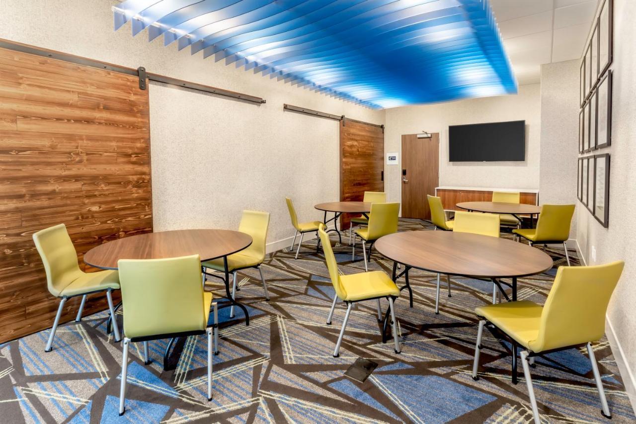 Holiday Inn Express & Suites - Milwaukee West Allis By Ihg Екстериор снимка