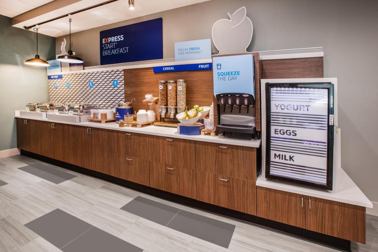 Holiday Inn Express & Suites - Milwaukee West Allis By Ihg Екстериор снимка
