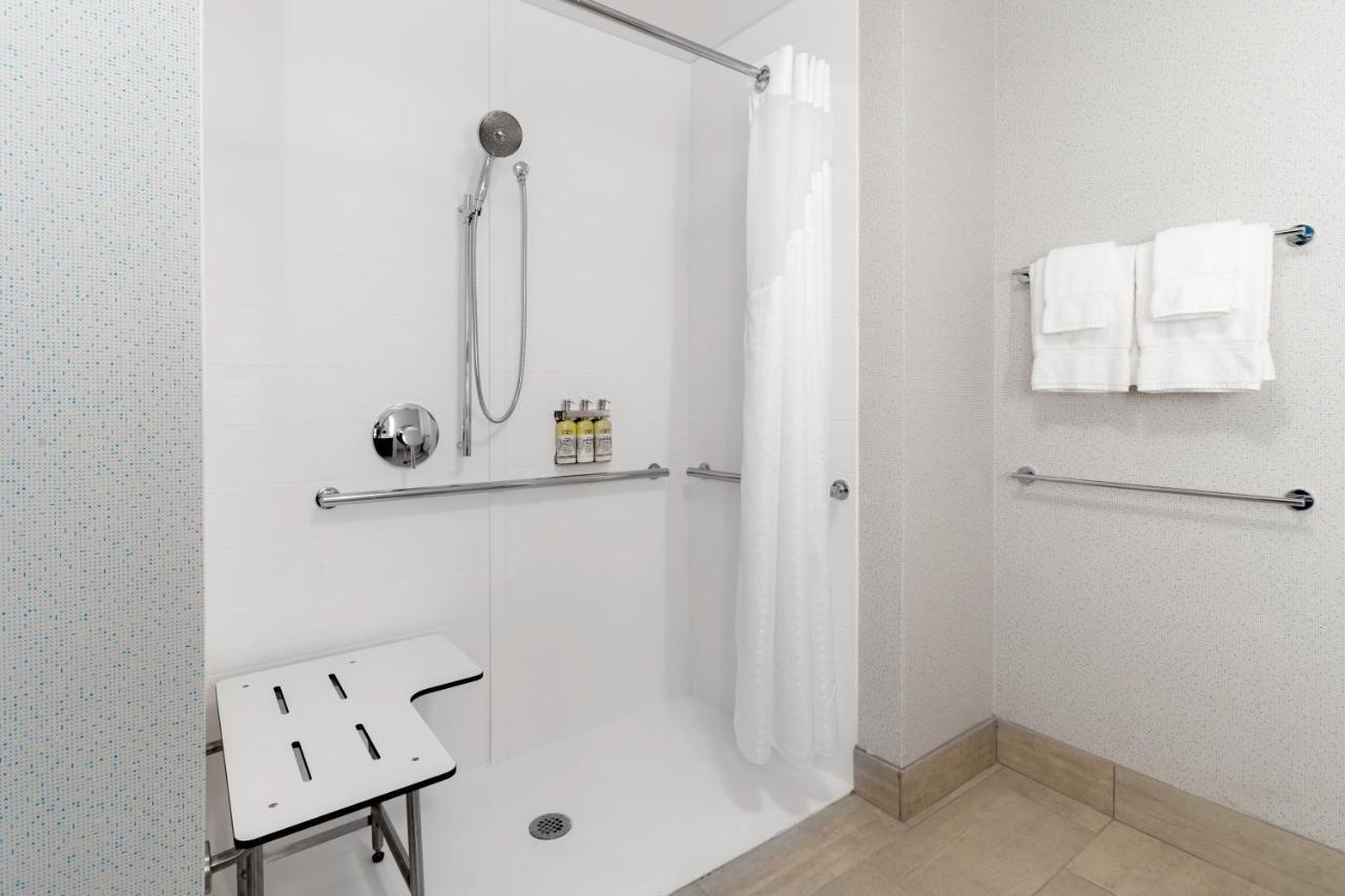 Holiday Inn Express & Suites - Milwaukee West Allis By Ihg Екстериор снимка