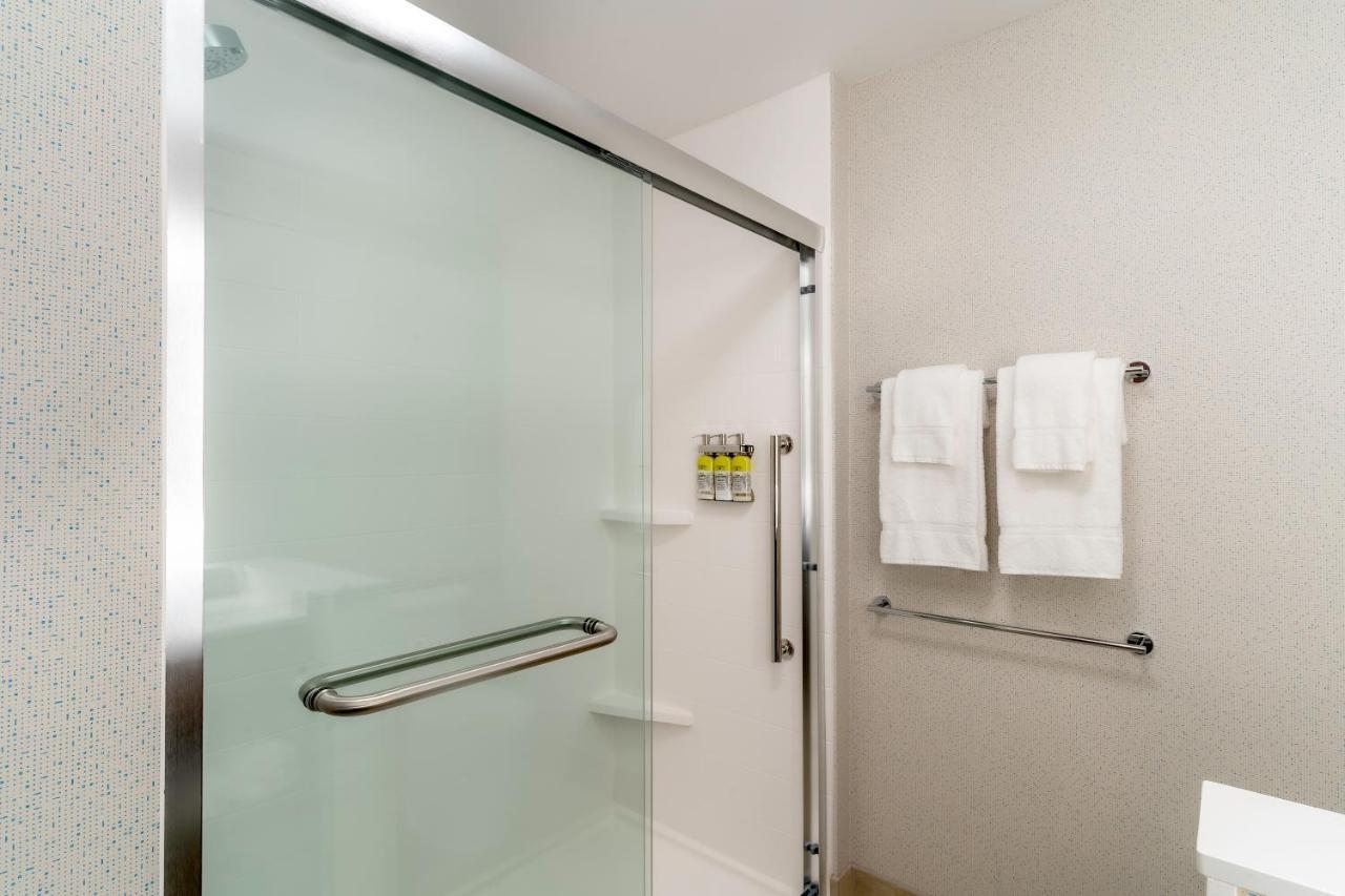 Holiday Inn Express & Suites - Milwaukee West Allis By Ihg Екстериор снимка